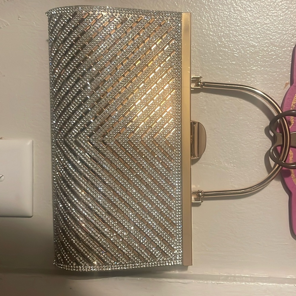 Super cute Art deco 1920’s style gold purse with chain.